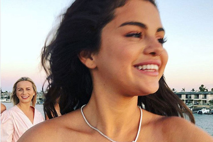 Trên trang cá nhân, Selena Gomez vừa chia sẻ loạt ảnh đón sinh nhật lần thứ 26.