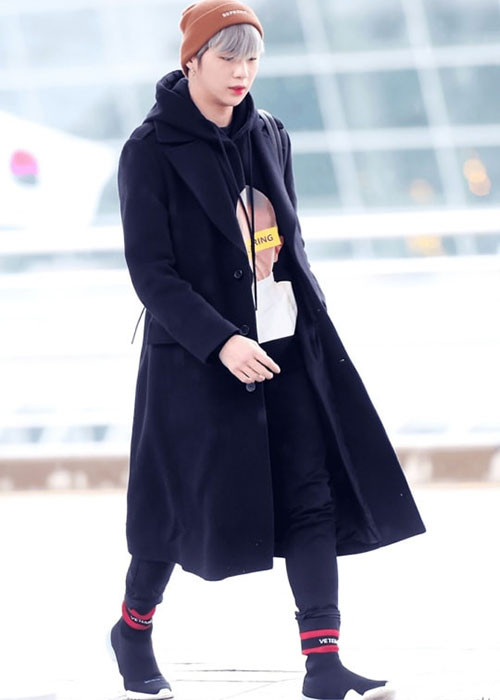 Kang Daniel (WANNA ONE): "Center quốc dân" nổi tiếng với thân hình sở hữu tỉ lệ chuẩn mực. Nam thần tượng quyền lực nhất Hàn Quốc cũng có gu thời trang được đánh giá cao khi kết hợp giữa phong cách thể thao với những trang phục thanh lịch.