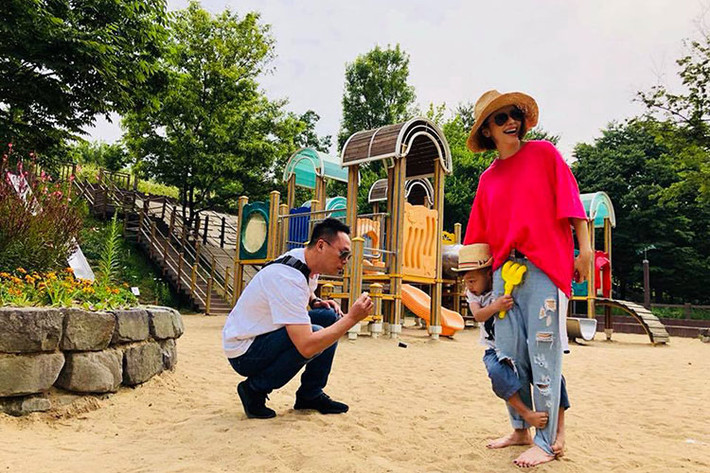 Hình ảnh vợ chồng Từ Nhược Tuyên đưa con trai đi chơi.