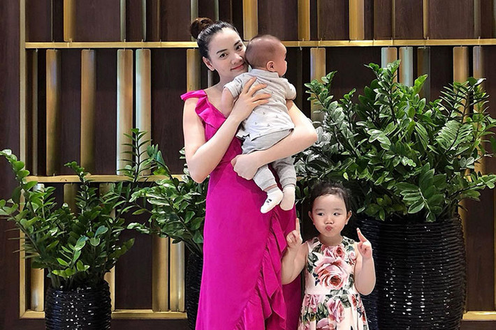 Trang Nhung dành cuối tuần bên các con.