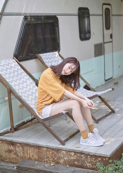 Khi dạo phố, các kiểu giày thể thao, quần áo sporty cũng sẽ thích hợp hơn là váy vóc điệu đà.
