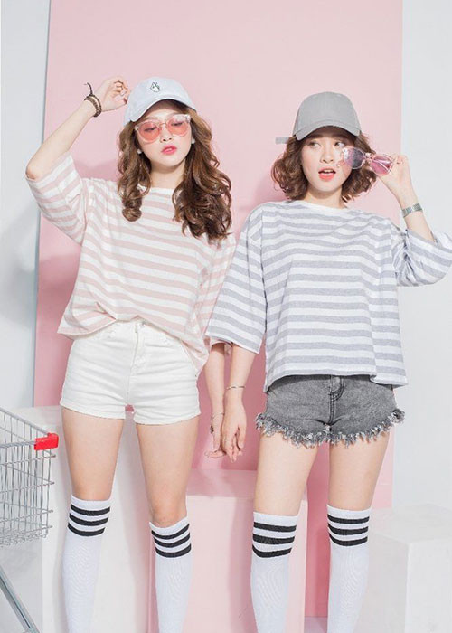 Một cô gái mặc đồ gọn gàng, trẻ trung với những item như áo phông, quần jeans, chân váy xếp li… mang đến sự gần gũi, thân thiện.