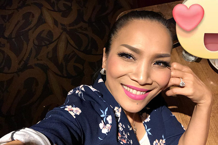 Hồng Ngọc tâm sự: “Thích tấm hình này... mọi thứ tự nhiên và kể cả những nếp nhăn trên khoé mắt... Thời gian không chừa một ai.. quan trọng là tâm tịnh thì lòng nhẹ nhàng”.