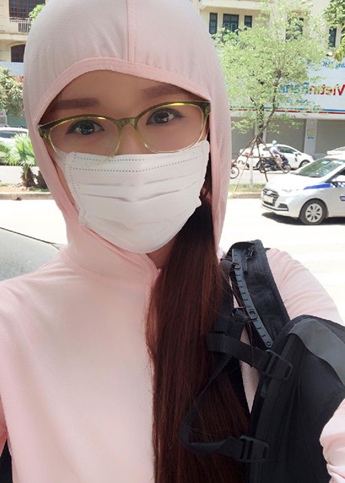 Hot Face sao Việt 24h: Ra ngoài giữa trưa, Mai Phương Thúy bịt kín mít để chống nắng.