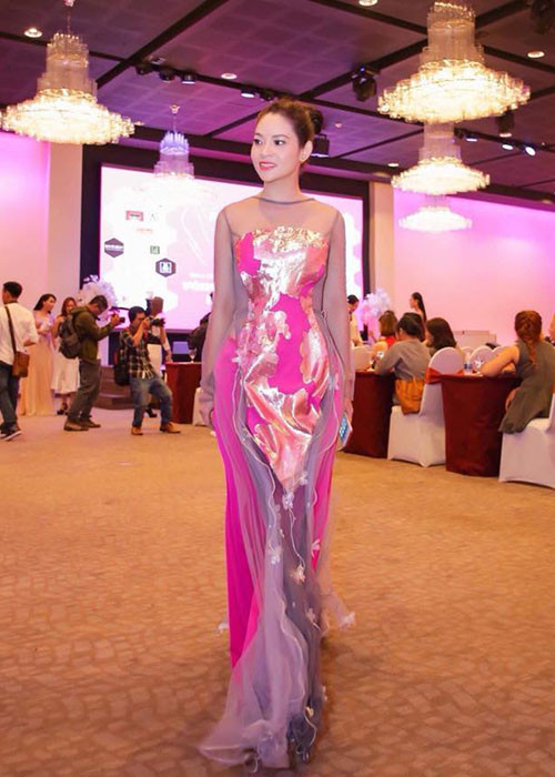 Phạm Hoàng Yến tỏ ra khá tích cực tham gia các hoạt động thiện nguyện, xã hội như biểu diễn thời trang và hát tại các đêm nhạc thiện nguyện Ấm tình nghệ sĩ 2016 và Những trái tim nghệ sĩ 2016. Ảnh: FBNV