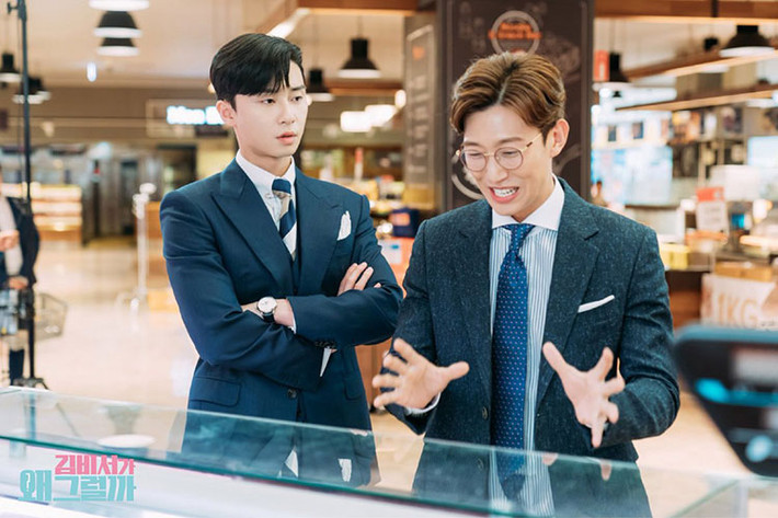 Giống Lee Tae Hwan, Kang Ki Young (phải) cũng là nam thứ nổi bật không kém nam chính phim “Thư ký Kim sao thế”. Ảnh: TVN