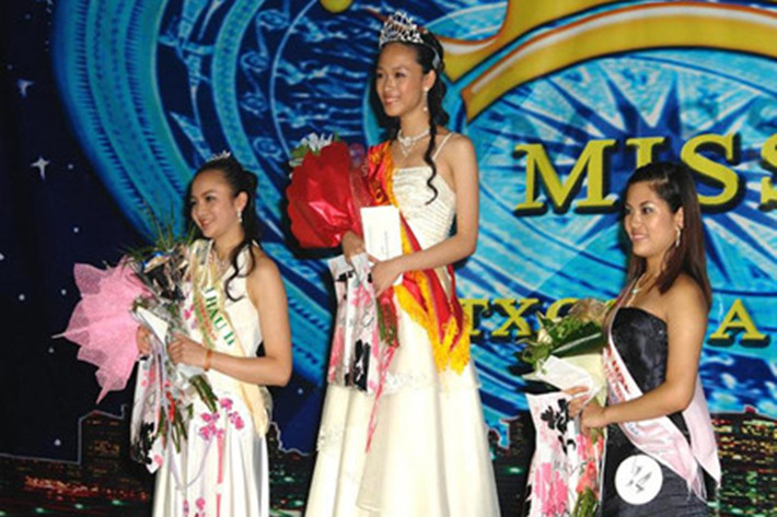 Cụ thể, biết tin Hoa hậu Phương Nga bị bắt tạm giam, khởi tố vào ngày 19/3/2015, nhà thơ Dương Kỳ Anh nhớ lại một kỷ niệm về cô trong thời gian ông làm giám khảo cuộc thi Hoa hậu người Việt tại Nga 2007. Theo lời nhà thơ, Phương Nga đã gõ cửa phòng ông lúc nửa đêm trước ngày thi chung kết và đòi nói chuyện. Ảnh: Lao động