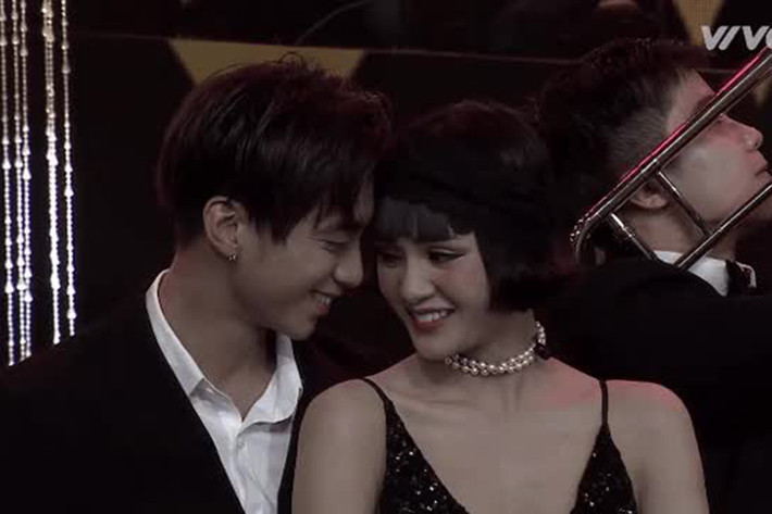 Sau phần trình diễn, HLV Đông Nhi nghi ngờ Soobin Hoàng Sơn và học trò của Tóc Tiên thực sự có tình ý với nhau. Ảnh: Youtube