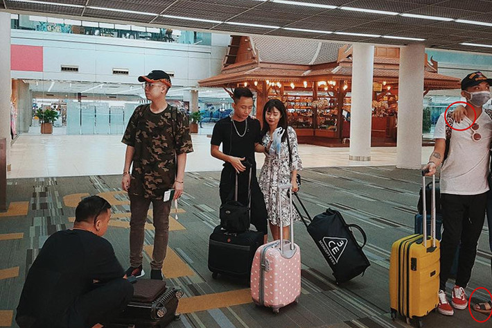 Mới đây, Soobin Hoàng Sơn đi du lịch Thái Lan. Fans phát hiện anh thân mật với một cô gái giấu mặt. Thậm chí, người hâm mộ tìm ra bằng chứng cô gái đó là Hiền Hồ. Ảnh: Dân Việt