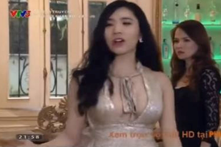 Tham gia “Người phán xử”, Thanh Bi cũng nhiều lần bị ném đá vì trang phục quá hở hang. Trước làn sóng chỉ trích, cô lên tiếng phân trần lần đầu đóng phim nên chỉ biết tập trung vào diễn xuất mà lơ là trang phục. Ảnh: Thể thao văn hóa