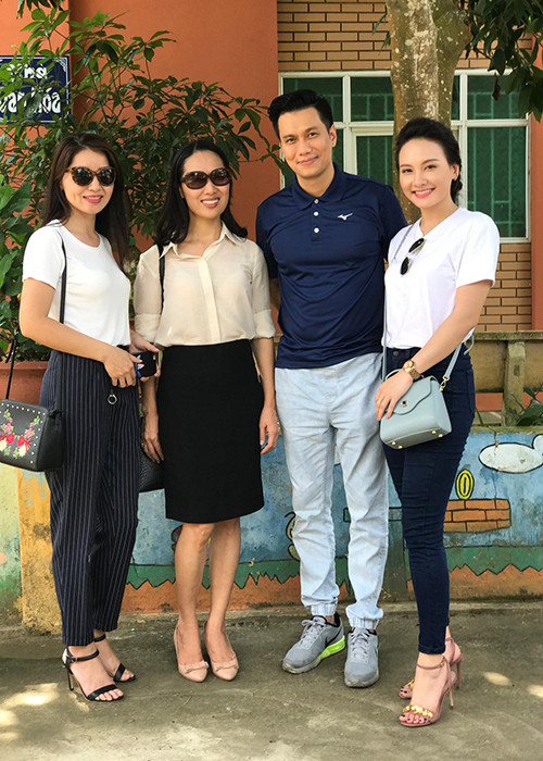 Bảo Thanh từng cùng Việt Anh đến thăm và tặng quà cho các em nhỏ có hoàn cảnh khó khăn tại một trung tâm nhân dịp ngày 1/6. Ảnh: Facebook Bảo Thanh