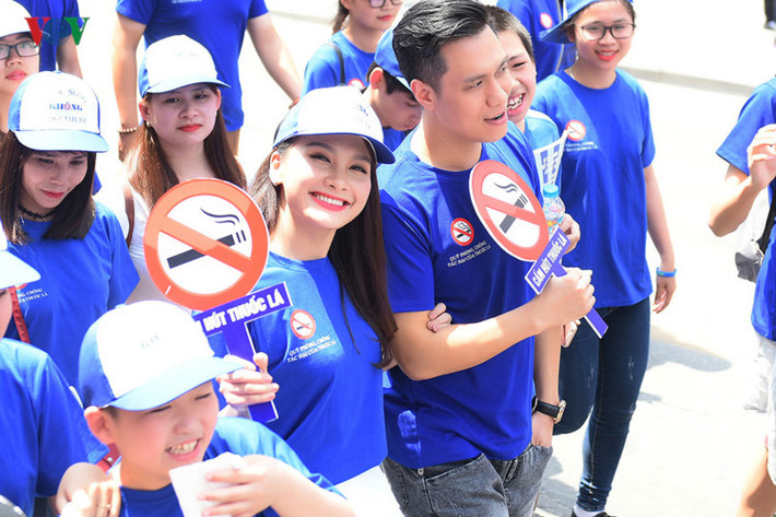 Tham gia Lễ mít tinh hưởng ứng Ngày Thế giới không thuốc lá vào cuối tháng 5 vừa qua, Bảo Thanh khoác tay Việt Anh đi bộ trên phố. Ảnh: VOV