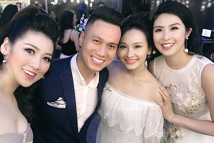 Hội ngộ tại một sự kiện ở Hà Nội vào tối ngày 24/6, Bảo Thanh - Việt Anh nép sát vào nhau khi chụp ảnh tự sướng cùng Hoa hậu Ngọc Hân và Á hậu Tú Anh. Ảnh: Facebook Tú Anh