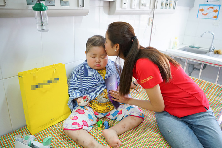 “Nhìn ánh mắt hồn nhiên của các em, Phạm Hương thấy mình cần phải hành động nhiều hơn để xứng đáng với trọng trách của một Hoa hậu Hoàn vũ Việt Nam”, người đẹp gốc Hải Phòng chia sẻ thêm.