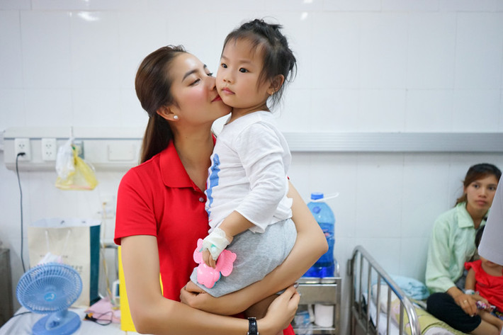 Phạm Hương không khỏi xúc động khi nhìn những “thiên thần nhỏ” đáng yêu. Cô chúc các em mau hết bệnh để trở về nhà với gia đình.