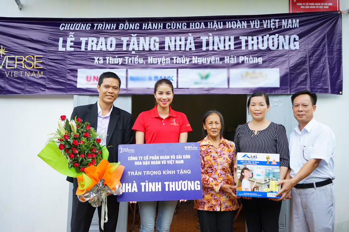 Phạm Hương cùng trưởng ban tổ chức cuộc thi Hoa hậu Hoàn vũ Việt Nam - ông Trần Ngọc Nhật đã đến trao tặng nhà tình thương cho người dân.