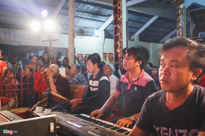 Dàn nhạc là yếu tố không thể thiếu của các vở hát bội. Nếu như ngày xưa, các nhạc cụ được dùng bao gồm rất nhiều loại như trống chiến, kèn, đồng la, đàn cò, ống sáo,... thì theo thời gian và sự phát triển, dàn nhạc được rút gọn chỉ còn đàn organ, trống, guitar điện tử, có thể giả được rất nhiều âm thanh khác nhau.