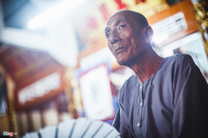 Ông Ba Xê (67 tuổi), vừa chăm chú xem hát vừa chia sẻ: "Mấy chục năm nay, năm nào cúng đình tui cũng đi, rồi ở lại coi hát bội luôn! Tui khoái nhất là coi cải lương với hát bội".