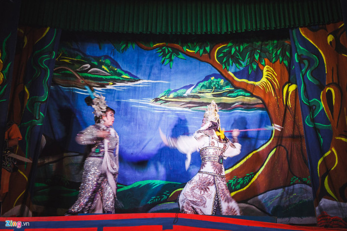 Trong quá khứ, người nghệ sĩ hát bội theo các điệu "Nam", "Khách", "thán", "oán" và "ngâm", khá khó nghe đối với những người không tìm hiểu. Tuy nhiên, theo thời gian, để hợp với thị hiếu người dân, người nghệ sĩ phải pha vào hát cải lương, hồ quảng. Tất cả những điều đó, kết hợp cùng động tác uyển chuyển của các diễn viên trên sân khấu rực rỡ sắc màu, tạo thành một vở tuồng sinh động, đẹp mắt.