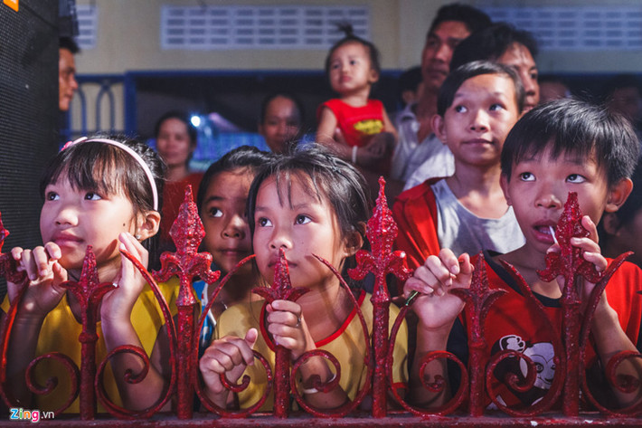 Ở những vùng quê nghèo như xã Vĩnh Thạnh, trẻ em không có các thiết bị điện tử cao cấp, không có nhiều điểm vui chơi nên hát bội là hoạt động rất thu hút các em...