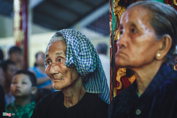 ...và cả những cụ già.