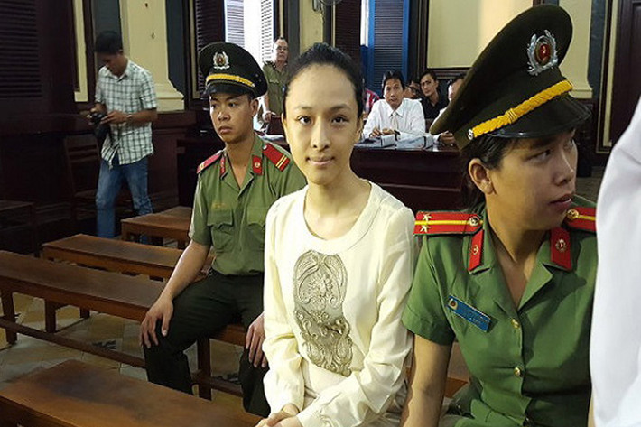 Ngày 19/3/2015, Hoa hậu Phương Nga bị bắt tạm giam và khởi tố về hành vi Lừa đảo chiếm đoạt tài sản. Ngày 21/9/2016, cô ra hầu tòa. Mới đây, Phương Nga tiếp tục đứng trước vòng móng ngựa. Tính đến nay, cô đã mất 2 năm 3 tháng tự do của đời mình. Ảnh: Vietq