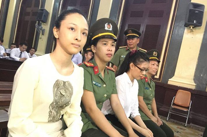 Lần ra tòa đầu tiên (ngày 21/9/2016), Phương Nga để mặt mộc và ăn diện đơn giản. Đứng trước vành móng ngựa, bản sao của Trương Tử Di để lộ vẻ ngoài xanh xao, tiều tụy khác hẳn với hình ảnh kiêu sa lộng lẫy của cô trước đây khiến nhiều người xót xa. Ảnh: Công an nhân dân
