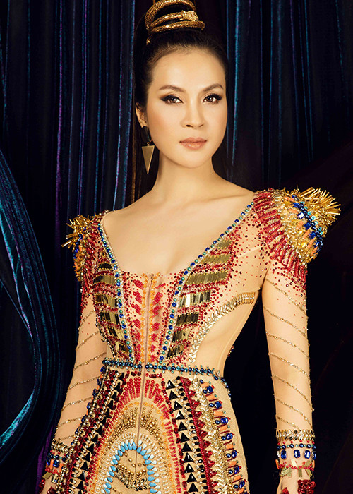 Với vóc dáng mảnh mai Thanh Mai phù hợp với những bộ đầm sexy và cầu kỳ hoặc đơn giản nhưng vẫn toát lên vẻ sang trọng.