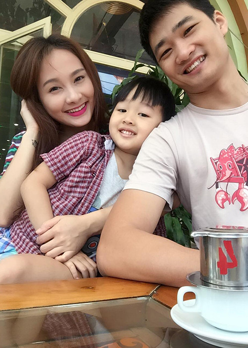 Hình ảnh Bảo Thanh hạnh phúc bên chồng và con trai - bé Bảo Bin. Nhóc tì nhà nữ diễn viên 9x được khen rất kháu khỉnh. Ảnh: FBNV
