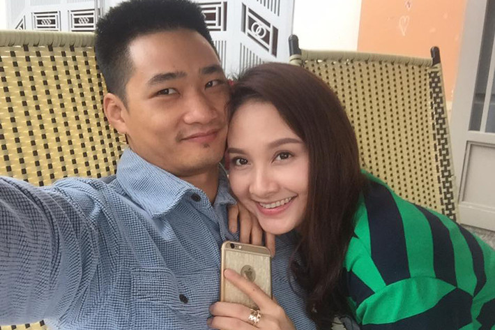 Kết hôn được 6 năm và có một cậu con trai, Bảo Thanh và ông xã điển trai vẫn mặn nồng như hồi mới yêu. Ảnh: FBNV
