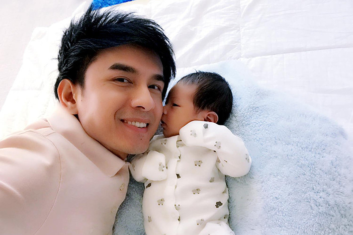 Đan Trường hạnh phúc khi lên chức bố ở tuổi 41. Trước đó, sau 3 năm kết hôn, vợ chồng anh đã nỗ lực để trong nhà có tiếng cười trẻ con. Ảnh: FBNV