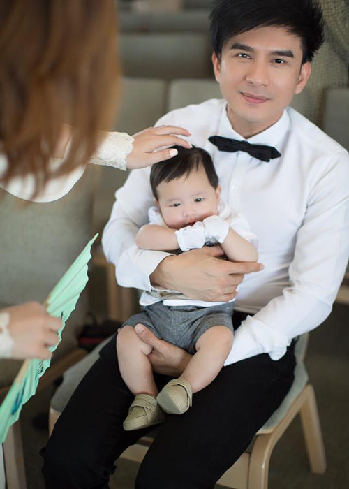 Nam ca sĩ thể hiện vai trò một ông bố đảm đang khi chăm sóc con trai đầu lòng một cách chuyên nghiệp. Ảnh: FBNV