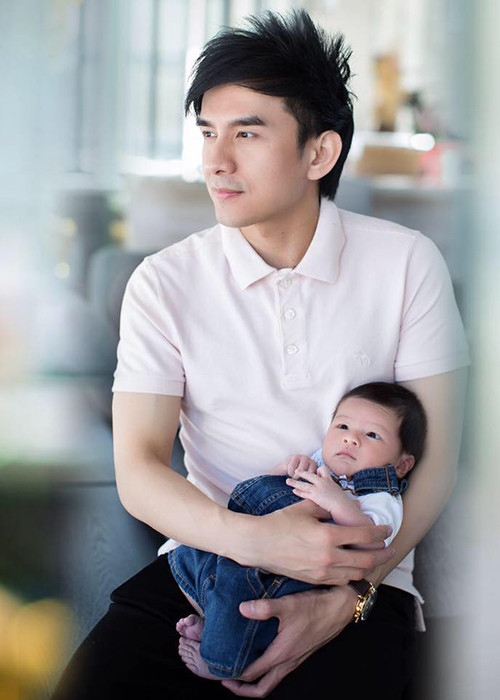 Đan Trường chia sẻ, anh thường nhịn vợ mỗi khi cả hai có những bất đồng trong quan điểm trong việc dạy dỗ con trai. Ảnh: FBNV