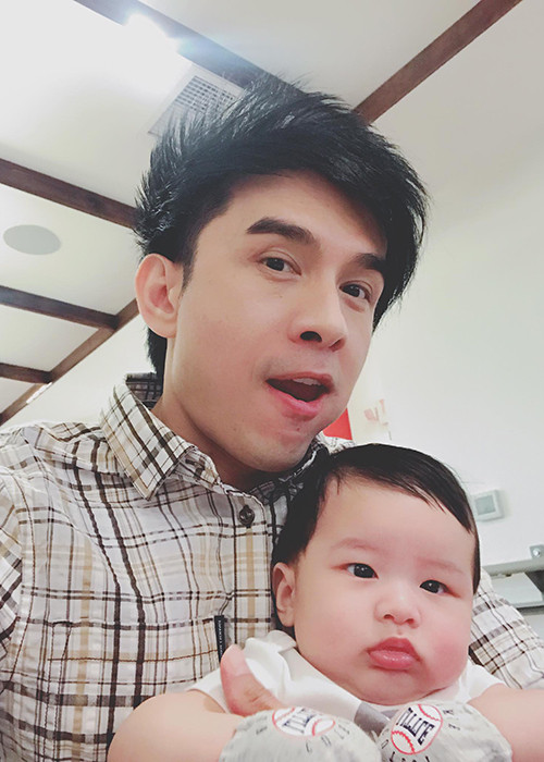 Kể từ khi trở thành bố, Đan Trường hạn chế nhận show diễn để tập trung lo cho tổ ấm nhỏ của mình. Ảnh: FBNV