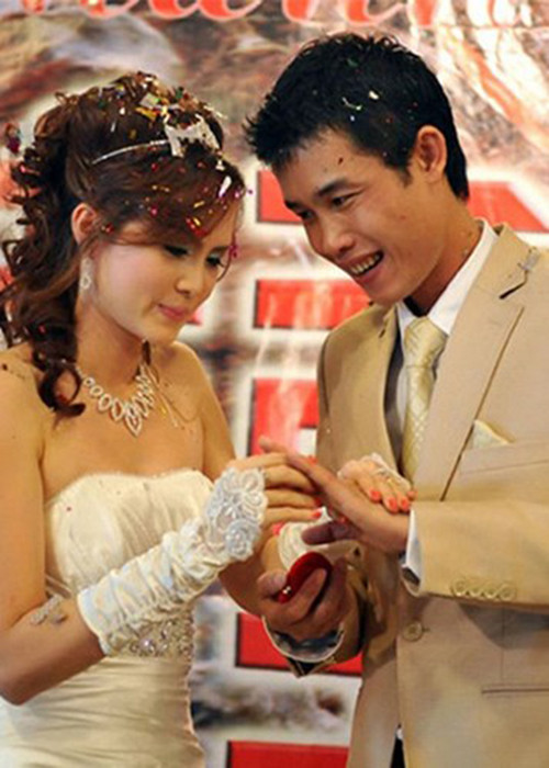 Hiệp gà từng kết hôn với Thanh Quý vào năm 2003 và có một cô con gái nhưng ly hôn vào năm 2009. Không lâu sau khi chia tay người vợ đầu tiên, anh kết hôn với người đẹp Thu Trang (trong ảnh) vào tháng 3/2010. Tuy nhiên, cuộc hôn nhân thứ hai không đem đến hạnh phúc cho Hiệp gà. Ảnh: VTV News