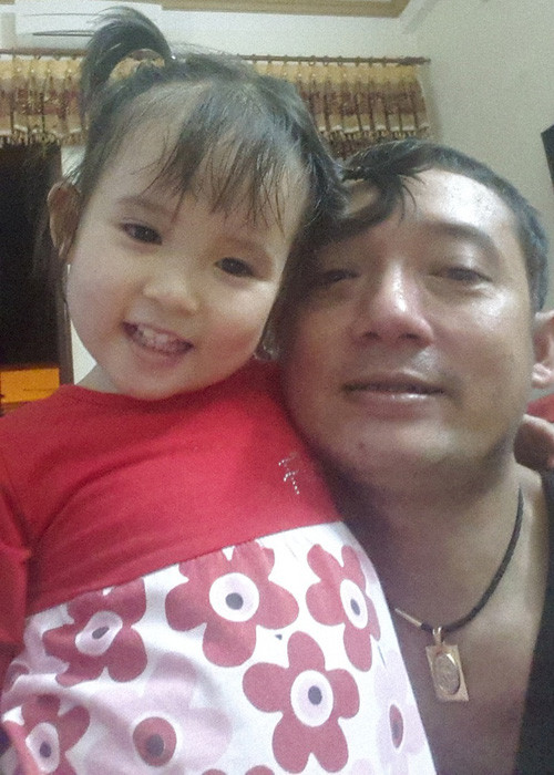 Trong cuộc hôn nhân thứ 2, Chiến Thắng có một cô con gái. Ngoài ra, anh cũng coi hai con riêng của vợ như con ruột. Năm 2015, Chiến Thắng và chị Thanh Tám bất ngờ chia tay vì không tìm được tiếng nói chung. Dù rất yêu thương con gái nhưng anh để bé sống cùng mẹ. Ảnh: Đại lộ