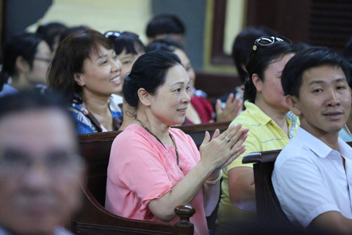 Hôm qua (ngày 22/6), Phương Nga ra hầu tòa lần 2. Có mặt trong phiên xét xử, bà Mai Phương vỗ tay, cười tươi khi nghe chủ tọa phiên tòa cho rằng những lời khai của ông Mỹ có sự mâu thuẫn, bất nhất trong những tình tiết tố cáo. Hôm nay, mẹ ruột của Phương Nga tiếp tục có mặt tại phiên tòa của con gái. Ảnh: Thời đại