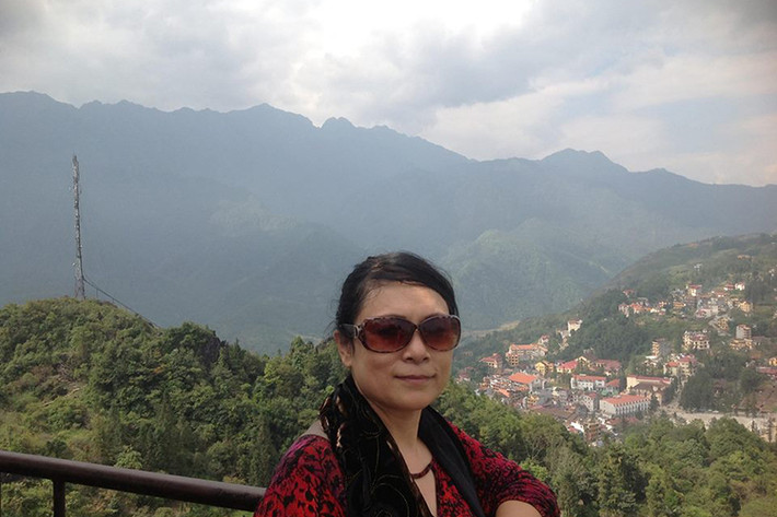 “Vừa nhìn thấy tôi, con đã òa khóc nói “Mẹ ơi, con xin lỗi. Con bị lừa, con bị cài bẫy”. Nga kể với tôi về việc đã bị lừa thế nào, bị tạo dựng bộ hồ sơ giả mua bán nhà mà thực chất là chuyện tình cảm của con tôi với Cao Toàn Mỹ”, bà Mai Phương nói. Ảnh: FBNV