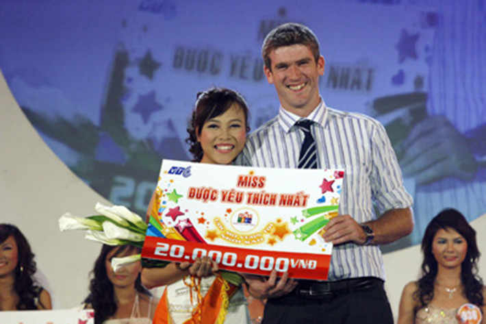 Hình ảnh Đàm Thu Trang tươi rói nhận giải trong đêm chung kết Miss Teen 2008. Ảnh: VTC