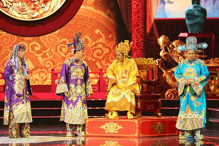 Nghệ sĩ Chí Trung (ngoài cùng bên phải) và Tự Long lần lượt đóng Táo Giáo dục và Táo Giao thông trong Táo quân 2019. Trong khi Táo Giáo dục phải giải trình về các vấn đề độc quyền sách giáo khoa, vụ gian lận điểm thi thì Táo Giao thông bị chất vấn về việc đổi "thu phí" thành "thu giá" , các trạm BOT. Ảnh: Gia đình Việt Nam