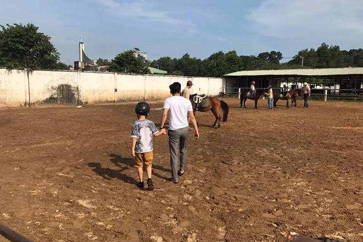 Cường Đô la đích thân đưa con trai đến nơi tập cưỡi ngựa.