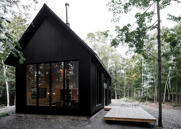 Cabin chính lớn hơn có hai tầng, bao gồm sảnh, phòng tắm, nhà bếp, phòng ăn và phòng khách. "Gia chủ muốn có một không gian ấm áp, phù hợp để tổ chức những bữa tiệc với gia đình và bạn bè, nhưng vẫn hòa hợp với môi trường. Một không gian để hít thở không khí trong lành" công ty cho biết.