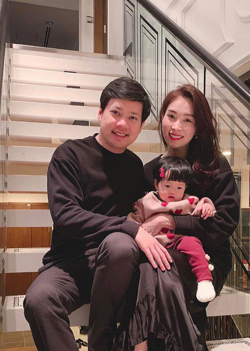 Bé Sophie là con gái của Hoa hậu Đặng Thu Thảo và doanh nhân Trung Tín. Mới ngày nào còn bé xíu nay cô nhóc đã lớn phổng phao.
