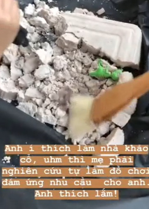Người đẹp cũng tự làm đồ chơi để đáp ứng sở thích làm nhà khảo cổ của con trai.