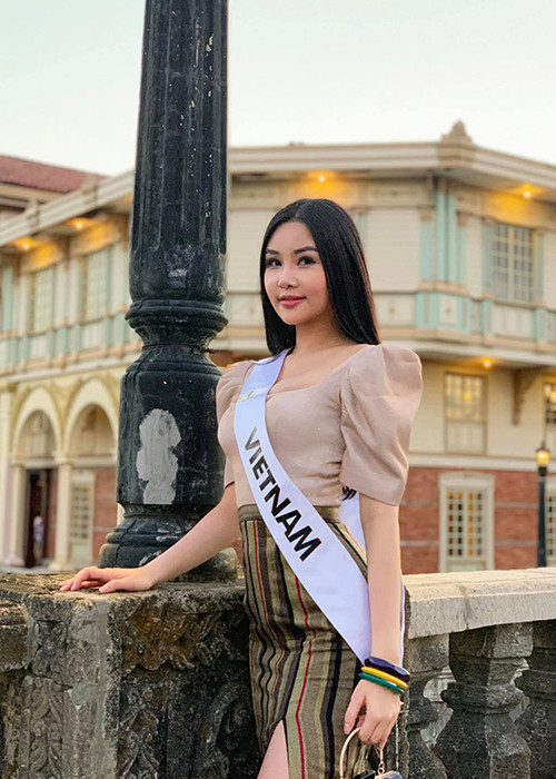 Biểu cảm mắt liếc ngang liếc dọc khi catwalk của Ngân Anh cũng bị chê khó hiểu.