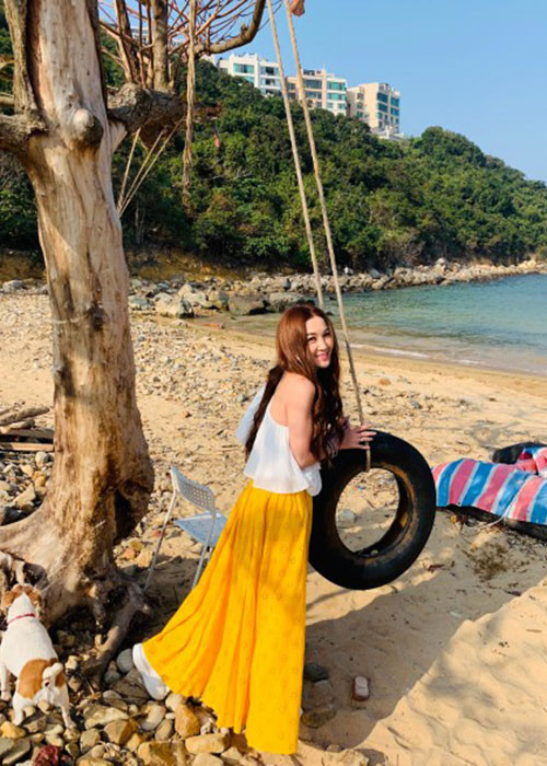 Bông hồng lửa một thời của làng giải trí Hong Kong khéo ăn mặc để đẹp như thiếu nữ.