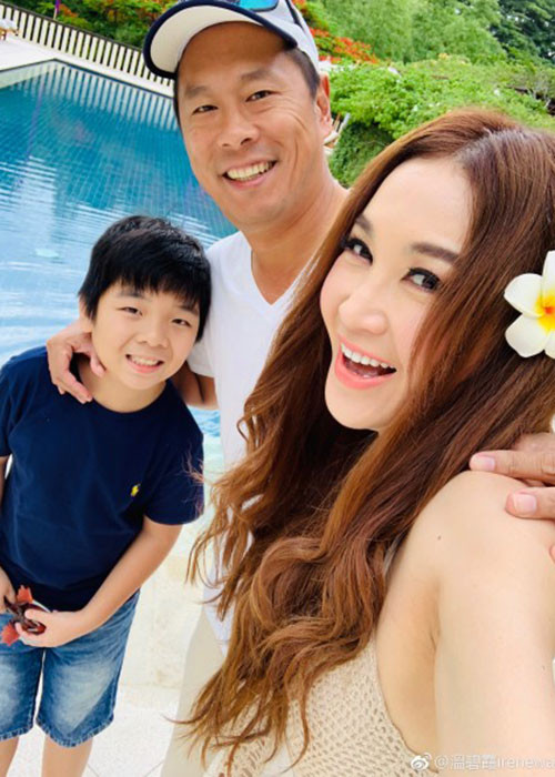 Ôn Bích Hà và Hà Tổ Quang từng ly thân vài tháng. Sau khi tái hợp, cặp đôi mặn nồng như chưa từng rạn nứt. Tính đến nay, vợ chồng Ôn Bích Hà đã bên nhau được 19 năm.