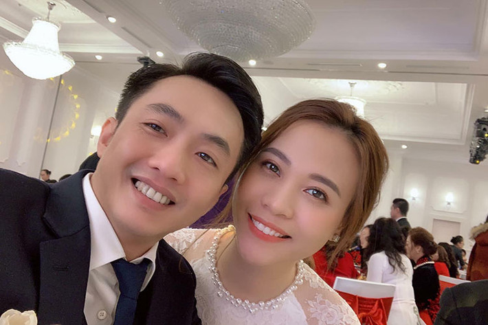 Sau 2 năm hẹn hò, Cường Đô la - Đàm Thu Trang vừa tổ chức lễ ăn hỏi. Trên trang cá nhân, cả hai cùng khoe ảnh ngày trọng đại của mình.