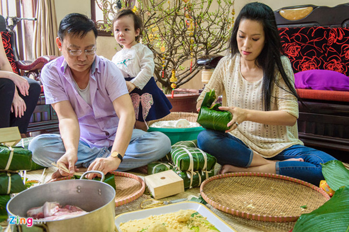 Vợ chồng Trịnh Kim Chi luôn muốn giữ gìn nét đẹp Tết cổ truyền. Ảnh: Zing