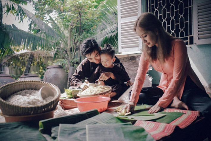 Vợ chồng Phan Hiển - Khánh Thi từ thành phố về quê để nấu bánh chưng ngày Tết. Ảnh: VTV